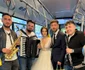Mircea Bravo si Alexandra Spatarelu cu lautarii in autobuzul 301