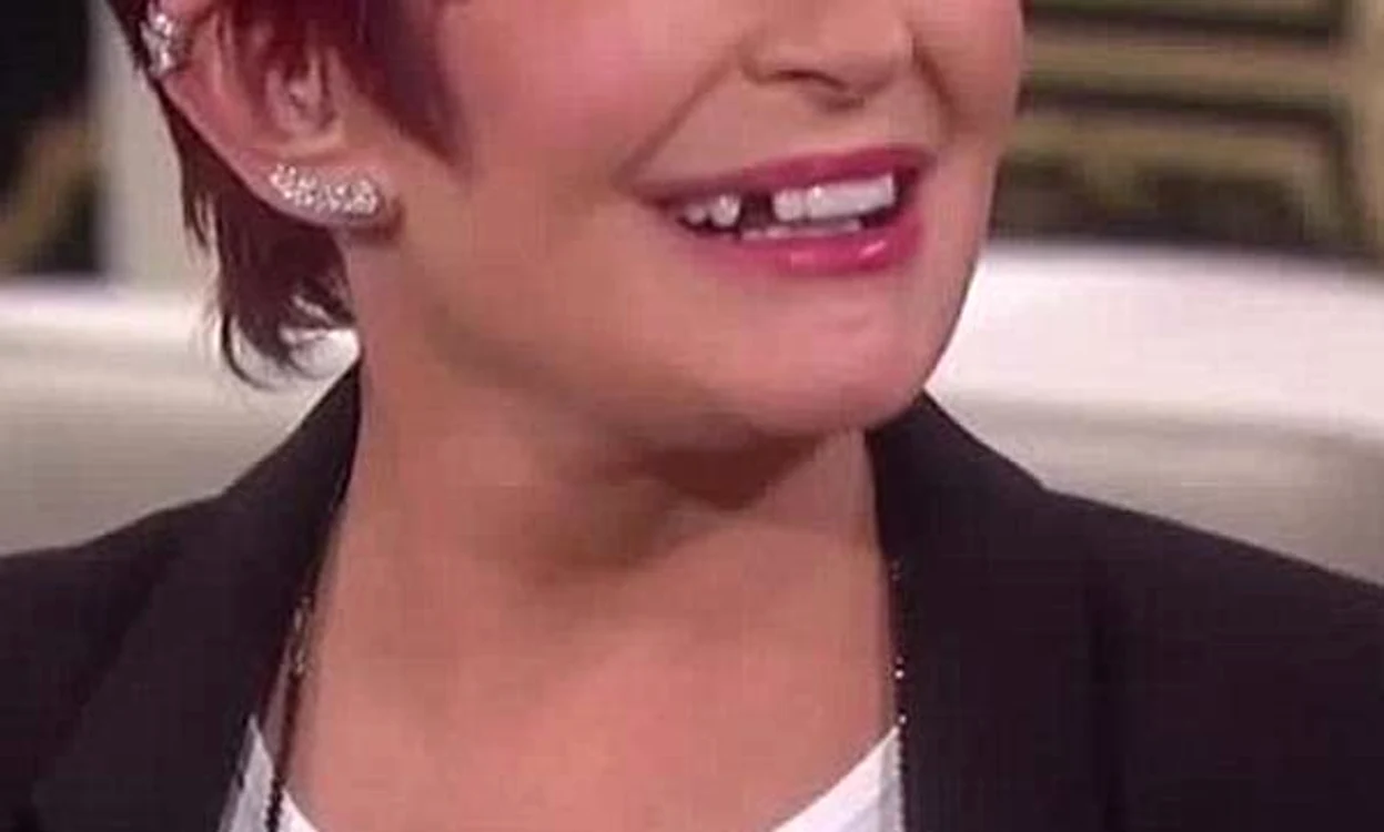 Sharon a observat cu stupoare că i-a picat dintele în timpul emisiunii liveFoto: Captură Youtube