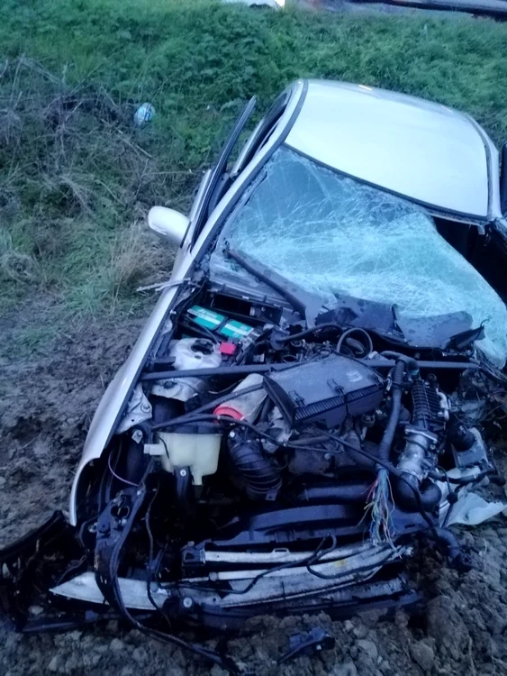Din mașina care a acroșat autocarul nu a mai rămas decât un morman de fiare FOTO ISU Vaslui