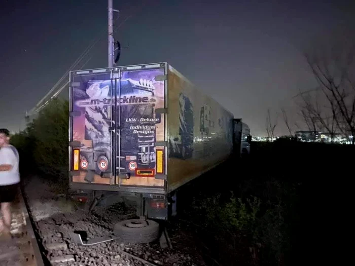 Tirul a ajuns pe câmp, după ce a acroșat mașinile oprite pe dreapta