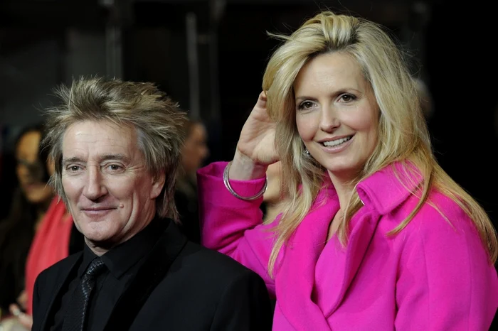 Rod Stewart şi actuala lui soţie, Penny
Lancaster, mai tânără cu 26 de ani ca artistul. FOTO