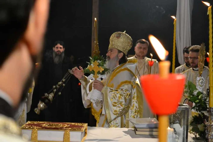 ÎPS Teodosie oficiază Sfânta Liturghie din noaptea de Paşte. FOTO Adrian Boioglu