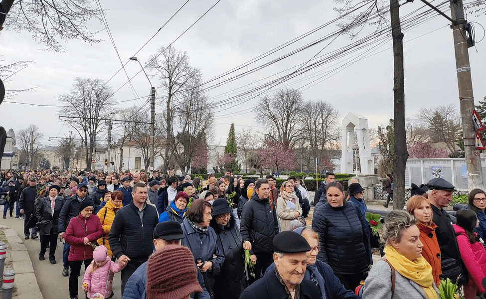 VIDEO Pelerinaj de Florii. Credincioșii au parcurs simbolic drumul lui Iisus Hristos către Ierusalim