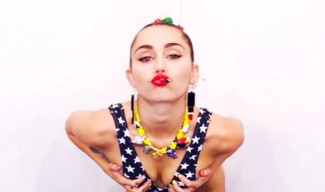
    Miley Cyrus (22 de ani) și Stella Maxwell (25 de ani)foto: Arhiva Personală  