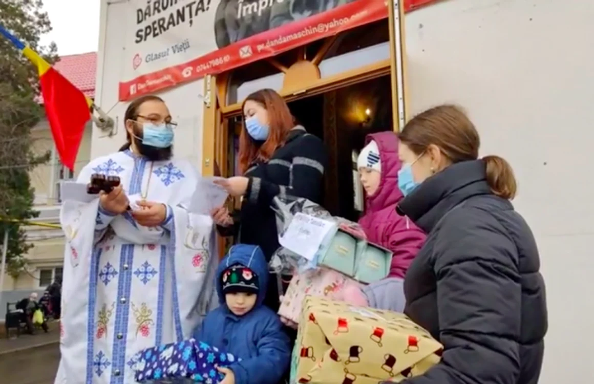 Părintele Dan Damaschin şi una dintre cele 15 familii ajutate   FOTO Facebook