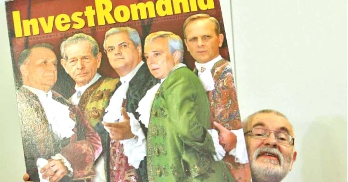 Bogdan Popovici prezintă unul dintre afişele tipărite de firma „Eurografica“ şi pentru care susţine că a cheltuit un milion de euro.