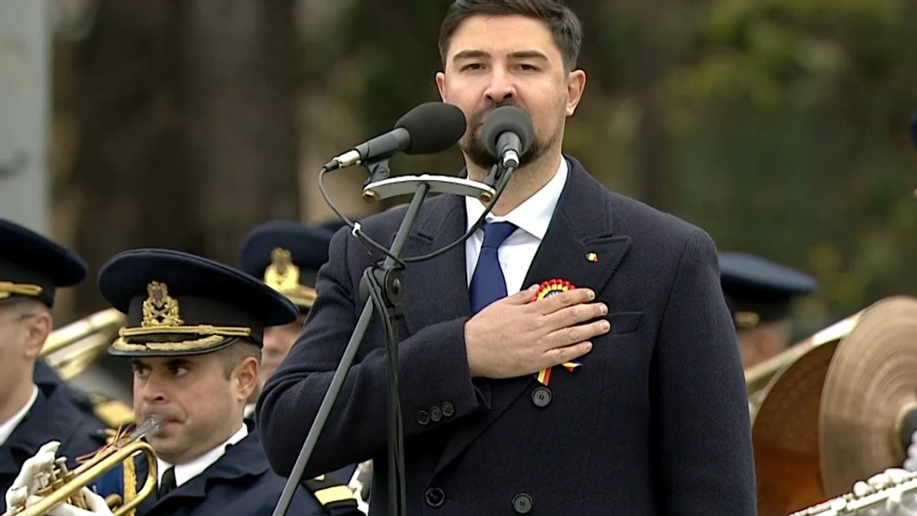 Alexandru Gigantu în timp ce interpreta imnul / foto: Observator 