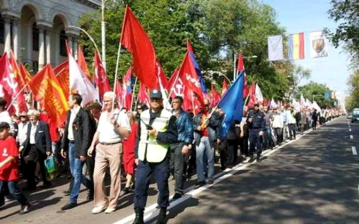 Comuniştii au organizat un marş de 1 mai FOTO moldnews.md