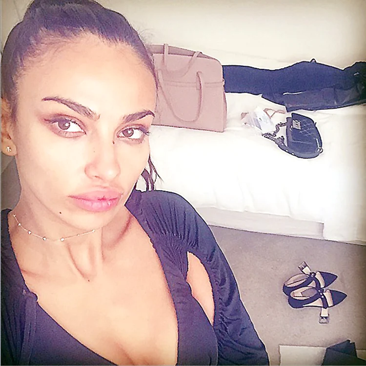 
    Mădălinei Ghenea nu i se pare deloc vulgar afișul în care apare goală pușcă  