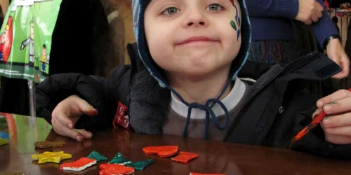 Botoşani: Ornamentele pictate de copii la târg vă pot împodobi bradul