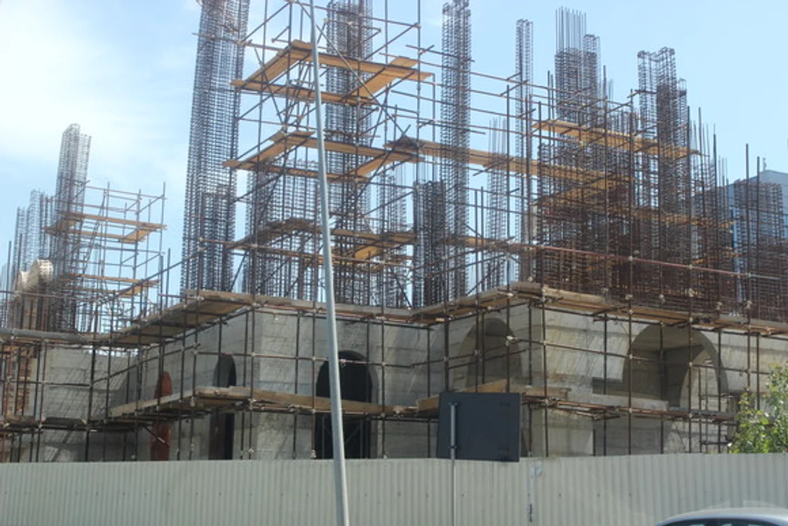 
    Biserica pe care  o construieşte Gigi  