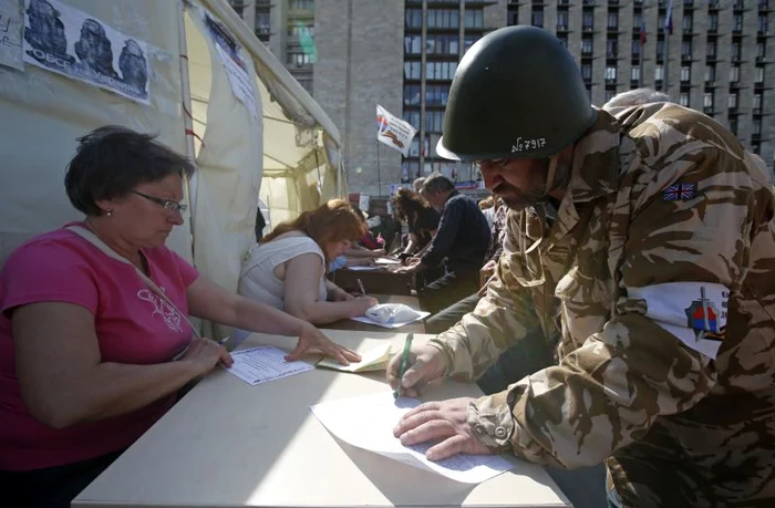 Locuitorii din Doneţk au luat cu asalt secţiile de votare. (Foto: Reuters)