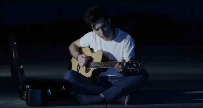 
    Andrei a stat afară, în ger, aproximativ două ore  