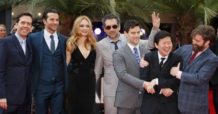Ed Helms, Bradley Cooper, Heather Graham, regizorul Todd Phillips, Justin Bartha, Ken Jeong şi Zach Galifianakis la premiera europeană a comediei "Marea mahmureală 3", Londra, 22 mai 2013. FOTO AFP