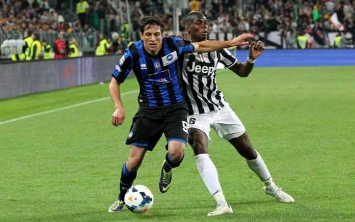 Constantin Nica (în albastru) într-un duel cu Pogba, de la Juventus