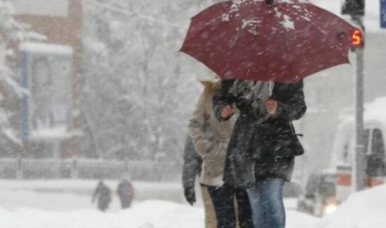 
    Meteorologii avertizează că în următoarele două zile în jumătate de țară vin furtuni și vijelii  