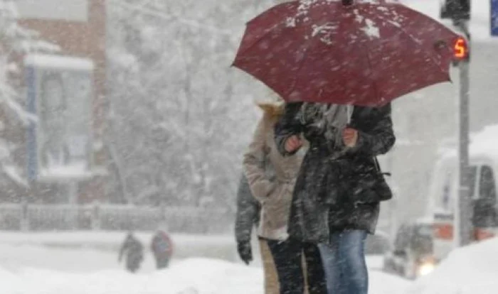 
    Meteorologii avertizează că în următoarele două zile în jumătate de țară vin furtuni și vijelii  