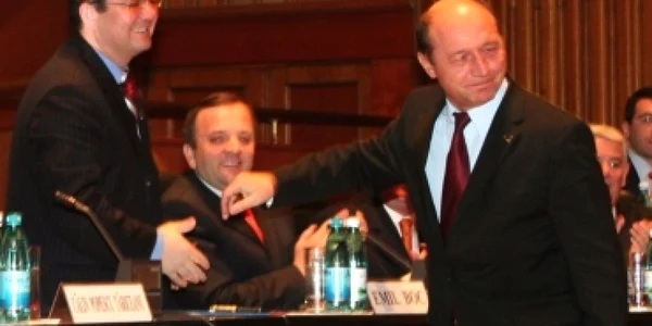 Guvernul minoritar Boc declanşează furtuna politică la Bucureşti - Revista presei interne