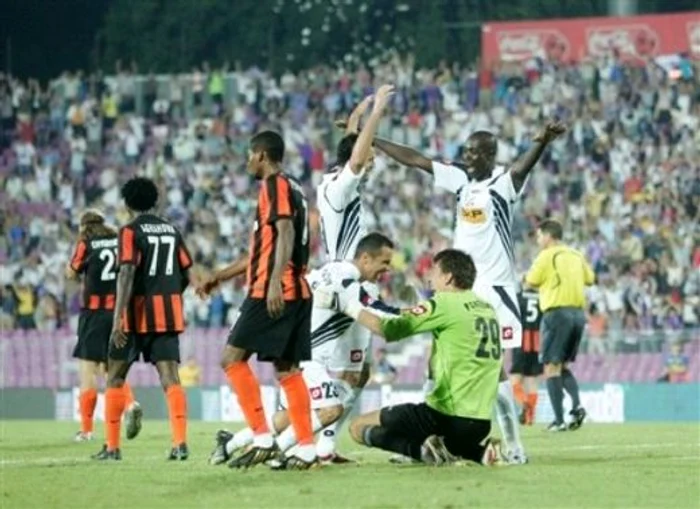 
    Stadionul din Timişoara va fi închiriat de autorităţi pentru orice eveniment în schimbul a 5.000 de lei. În 2009 acolo era eliminat Şahtiorul lui Mircea Lucescu, iar în 2010 juca Manchester CityFoto: Click!  