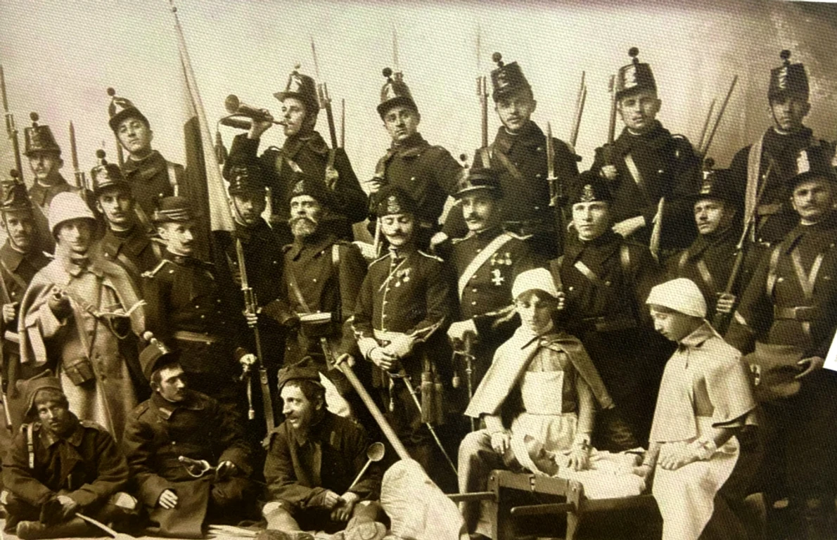 Soldat fiind, Constantin Tănase (rândul de jos, cu lingura) înființează în 1902 prima trupă de teatru ostășesc și pune în scenă piesa „Curcanii“ a lui Grigore Ventura