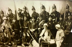 Soldat fiind, Constantin Tănase (rândul de jos, cu lingura) înființează în 1902 prima trupă de teatru ostășesc și pune în scenă piesa „Curcanii“ a lui Grigore Ventura