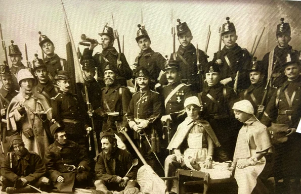 Soldat fiind, Constantin Tănase (rândul de jos, cu lingura) înființează în 1902 prima trupă de teatru ostășesc și pune în scenă piesa „Curcanii“ a lui Grigore Ventura