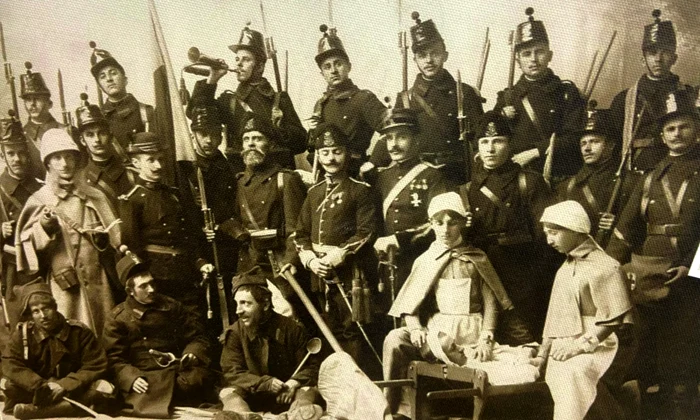 Soldat fiind, Constantin Tănase (rândul de jos, cu lingura) înființează în 1902 prima trupă de teatru ostășesc și pune în scenă piesa „Curcanii“ a lui Grigore Ventura