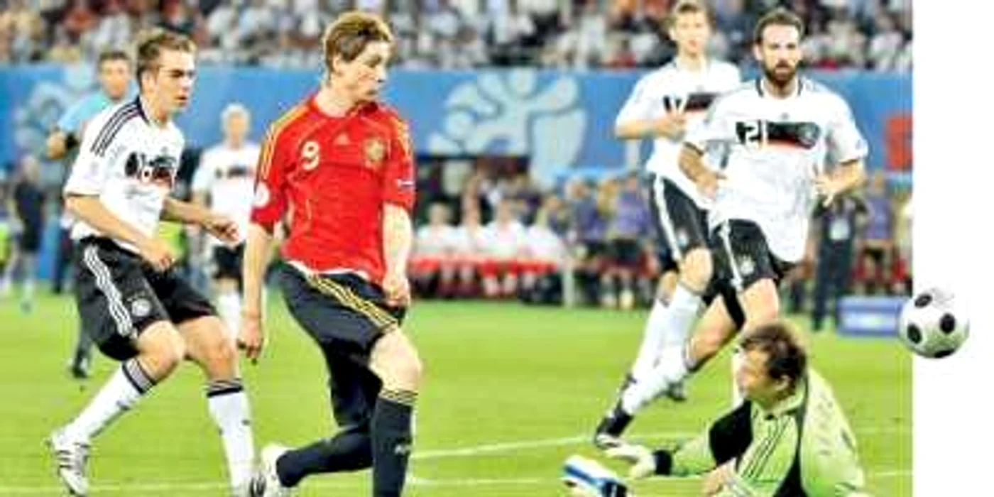 Fernando Torres (roşu) a marcat  golul victoriei Spaniei în finala din 2008 contra Germaniei   