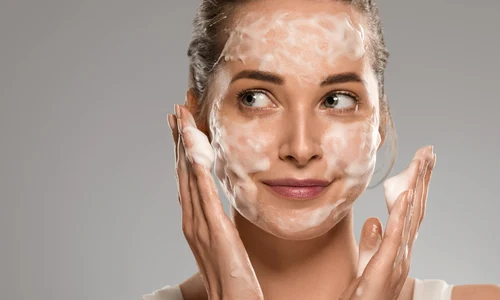 3 motive sa te speli pe fata seara  Sursa foto shutterstock 1924405574 jpg