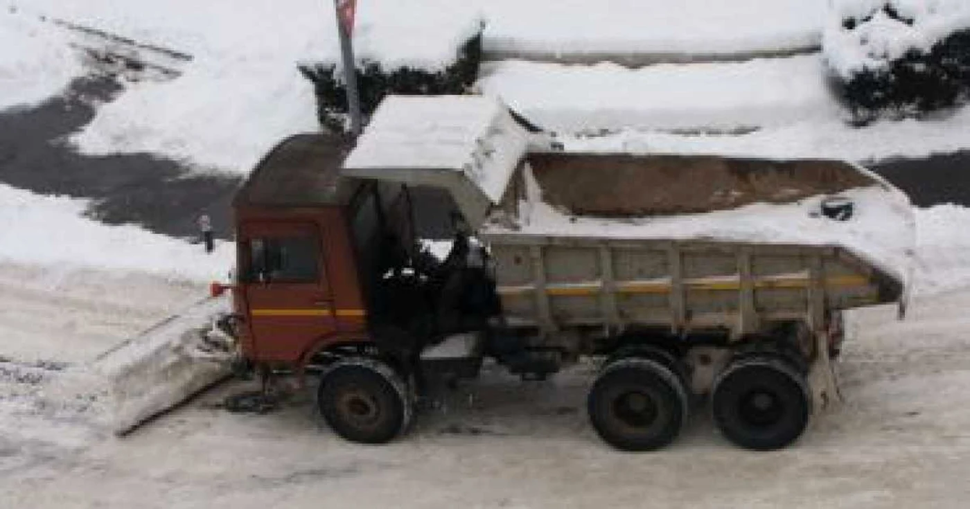 Angajaţii primăriei, încurcaţi de cetăţenii care aruncă zăpada în mijlocul străzii