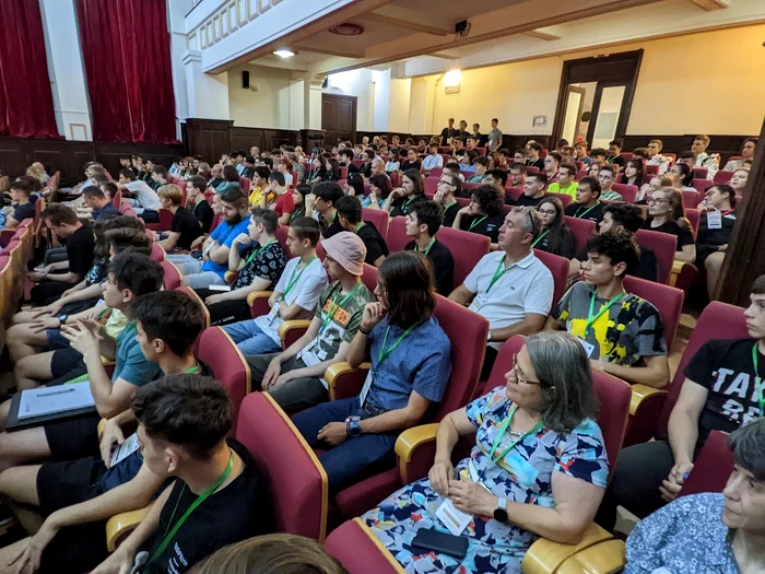 Elevi și profesori pasionați de informatică FOTO Lucian Bălărie