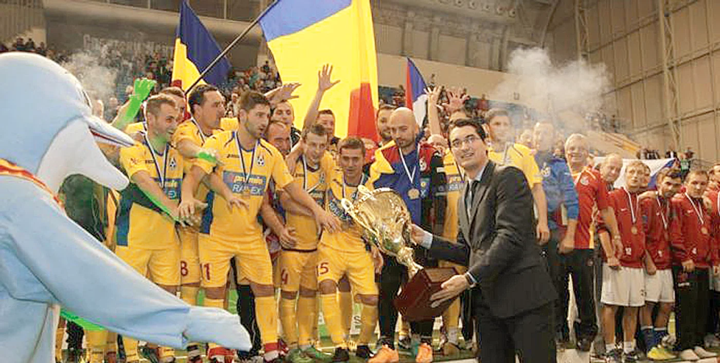 Burleanu, fost şef  la minifotbal, le-a  înmânat anul trecut  “tricolorilor”  titlul european