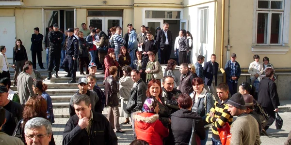 Mulţi şomeri, puţine locuri de muncă disponibile