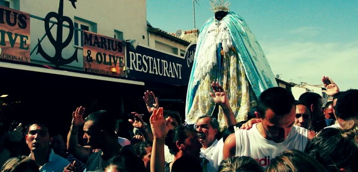 Anual, mii de pelerini vin pentru a participa la procesiunea Sfintei Sara a nomazilor. FOTO via Twitter