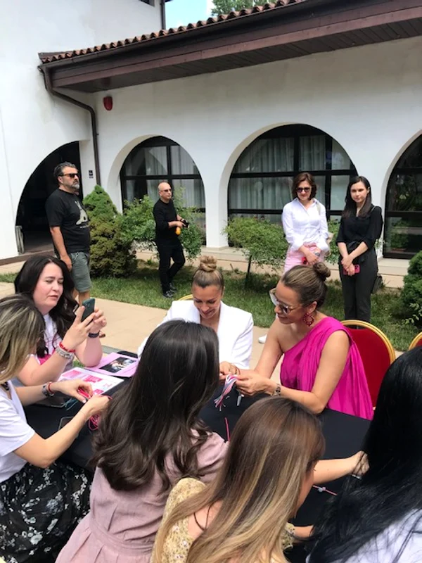Vedetele,unite în lupta împotriva cancerului la sân  Sursa Alina Erimia 