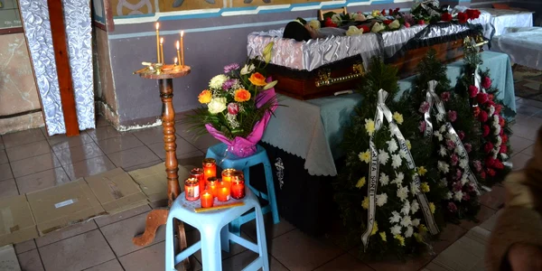Coroane și trandafiri la sicriul lui Dinu Damaschin