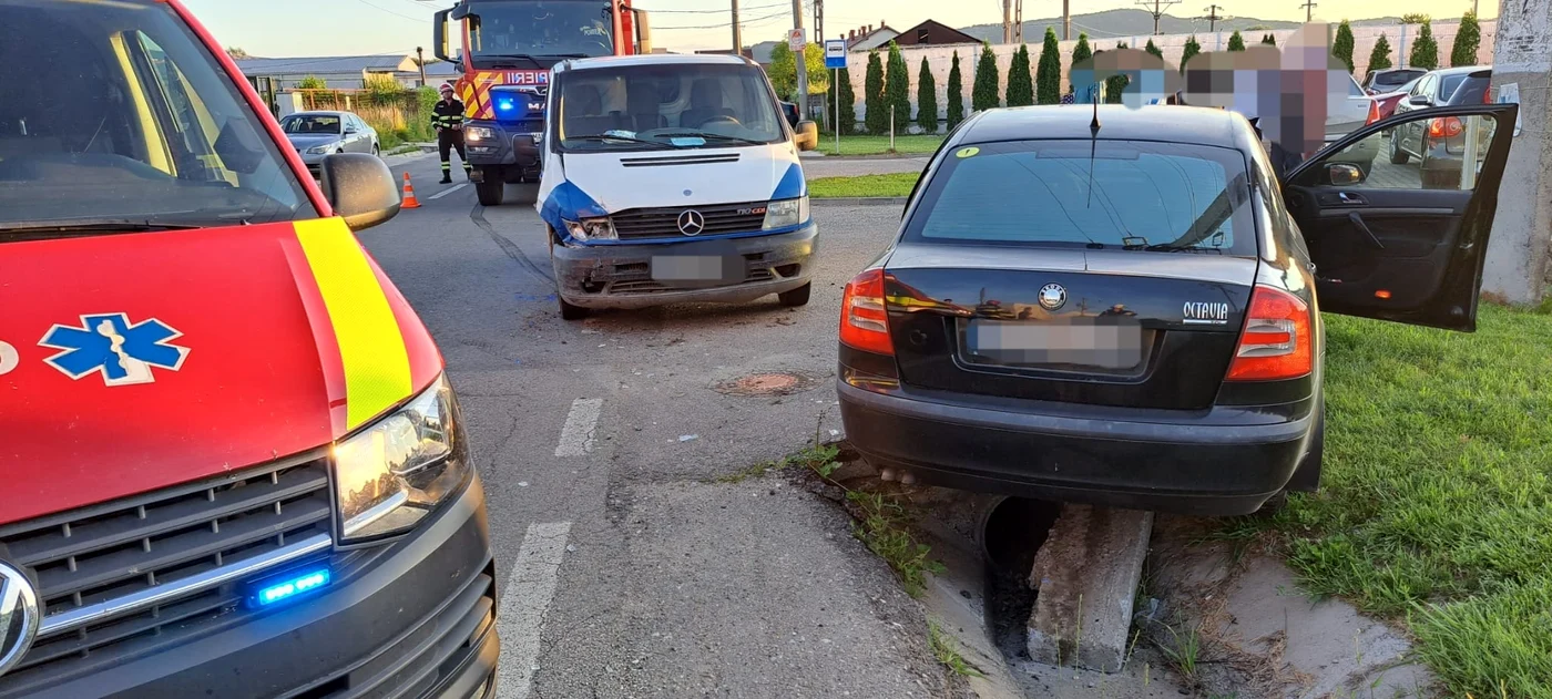 În accident au fost implicate două autoturisme. FOTO ISU Argeș