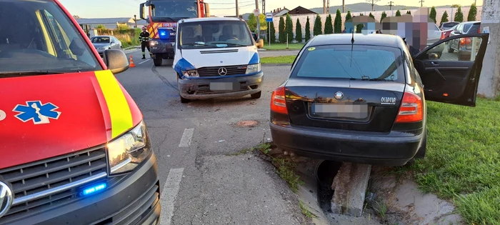 În accident au fost implicate două autoturisme. FOTO ISU Argeș