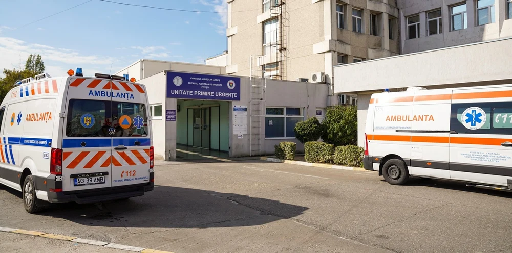 Bătaie şi geamuri sparte la Spitalul din Argeş. Un bărbat venit la UPU cu fiul său a devenit violent și a fost reținut