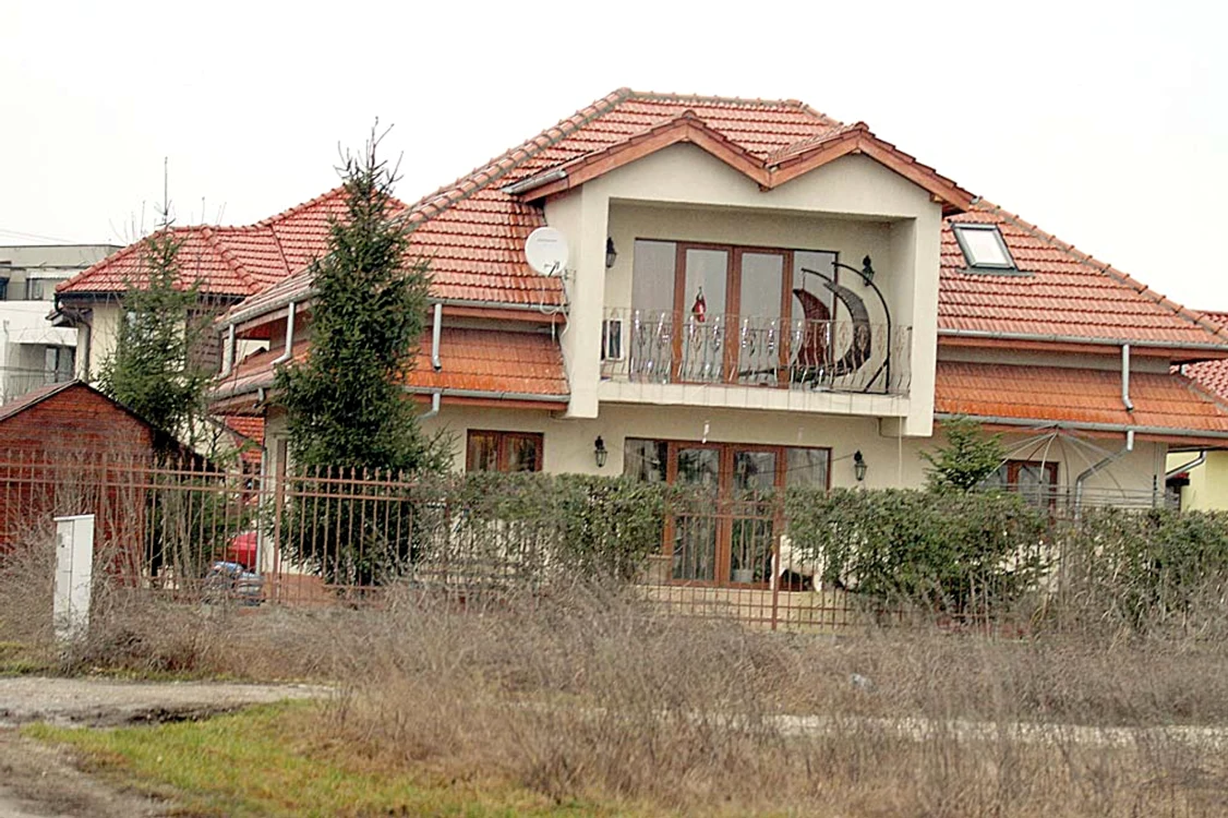 Aceasta este vila pentru care se luptă cele două femei