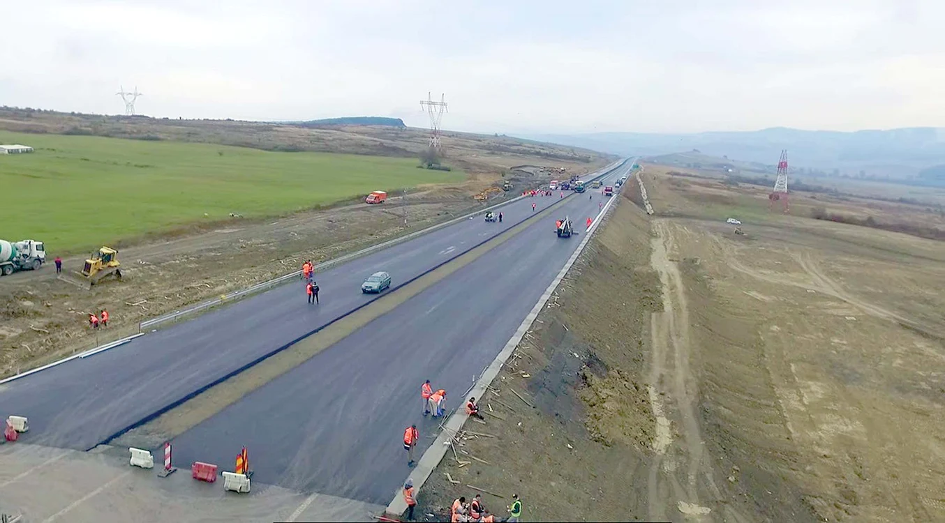 Asfaltul a fost decopertat şi înlocuit pe o lungime de circa 200 m. Săpăturile au ajuns până la 8 m adâncime