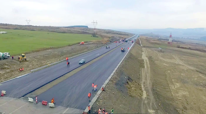 
    Asfaltul a fost decopertat  şi înlocuit pe o lungime de  circa 200 m. Săpăturile  au ajuns până la 8 m adâncime   