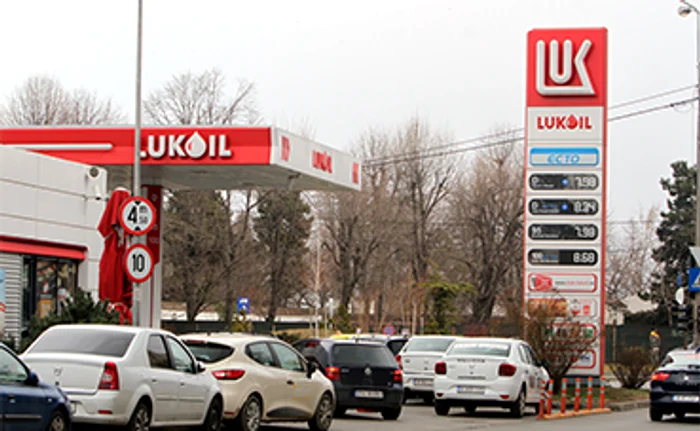 La LukOil-ul de pe Petricani, motorina și benzina costau 7,98 lei/litru. foto: Blitz