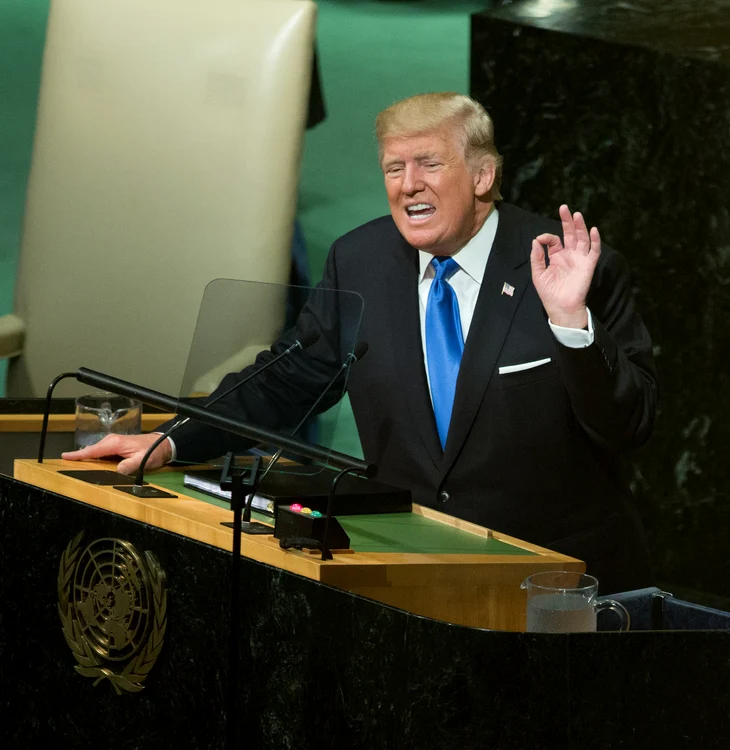 
    Preşedintele american şi-a montat un buton special de comandă, sub birou  