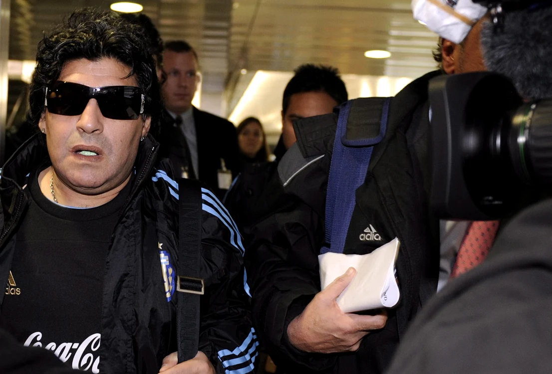 
    Maradona va fi adversarul lui Cruyff în luna decembrie  