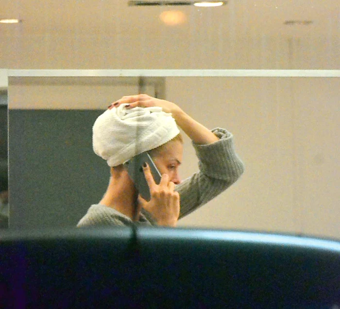 
    Cu prosopul pe cap se vorbeşte  foarte bineFoto: Mihai Caliu  