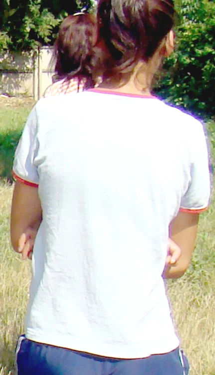 Anchetatorii au găsit în locuinţa proxeneţilor o valiză cu haine pe care fata era obligată să le poarte atunci când se întâlnea cu clienţii