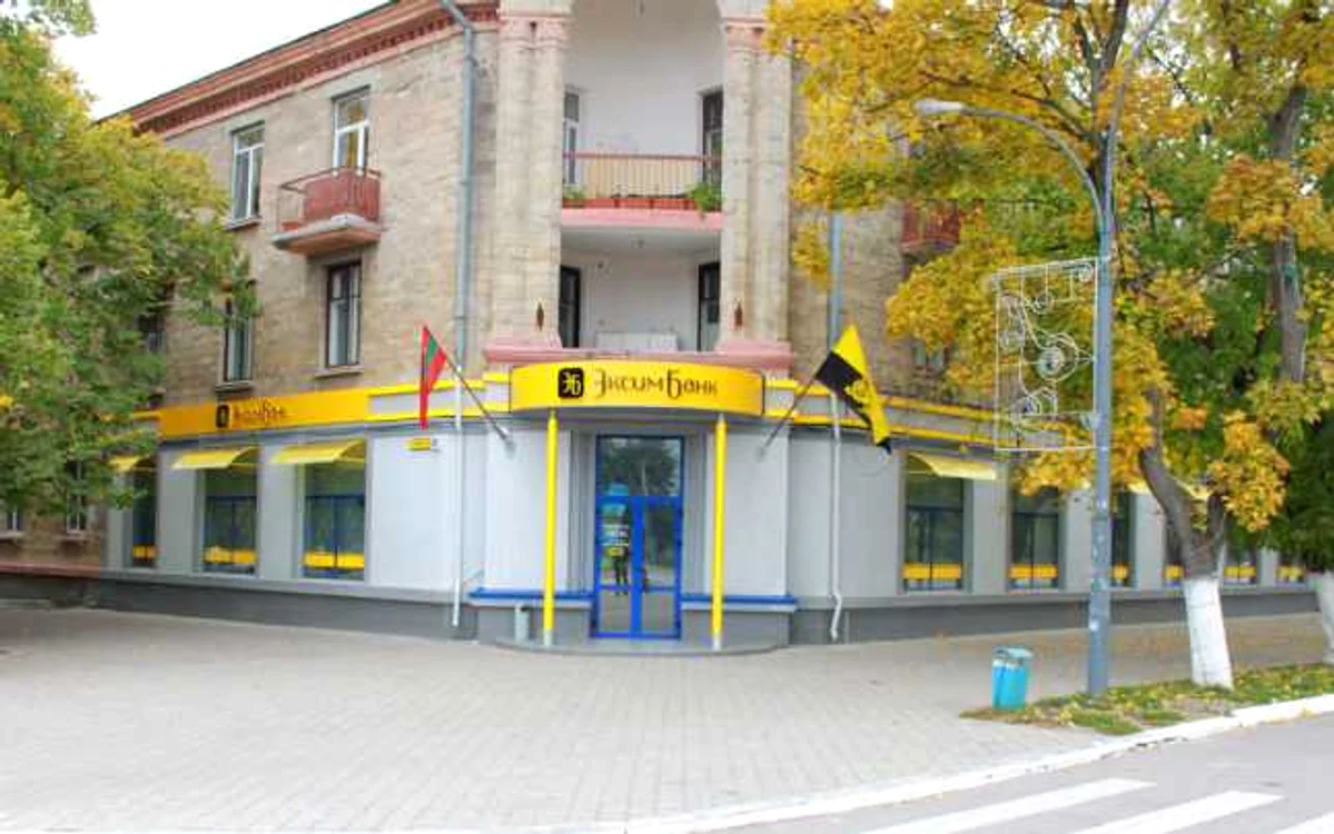Eksimbank s-a numit anterior Businessinvestbank, care a fost lăsată fără opt milioane de dolari