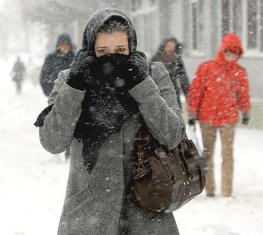 
    Va ninge abundent, iar circulaţia rutieră va fi dată peste cap  