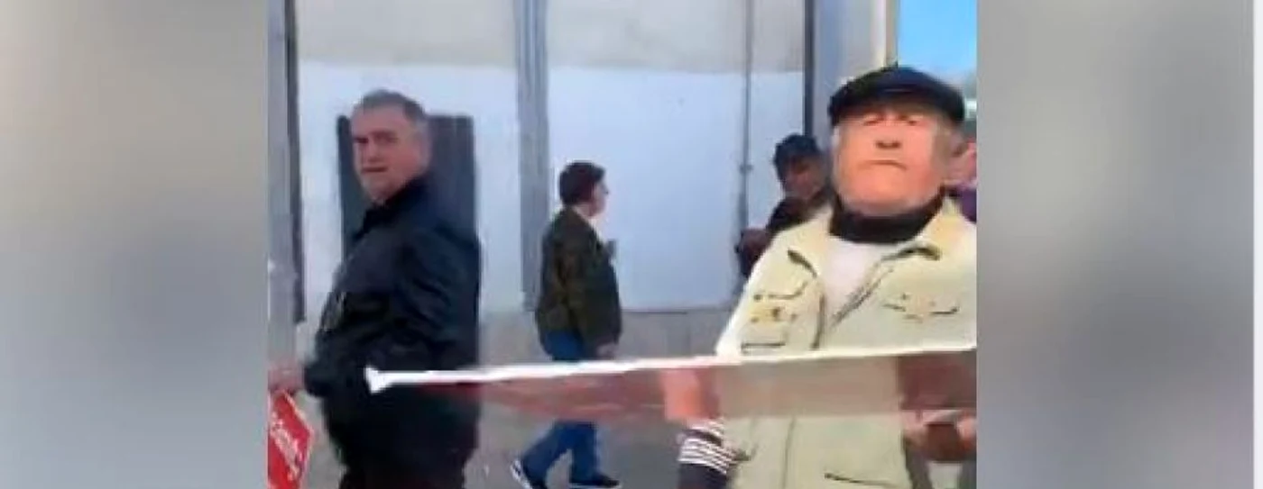 Bărbatul care a lovit-o pe jurnalistă cu pancarta FOTO Captură video Roxana Costaş Facebook
